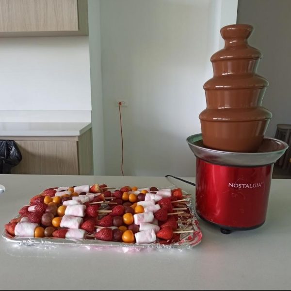 fuente de chocolate con pinchos