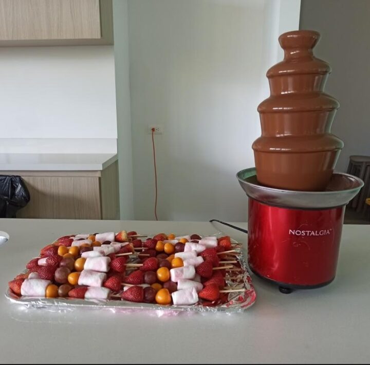 fuente de chocolate con pinchos